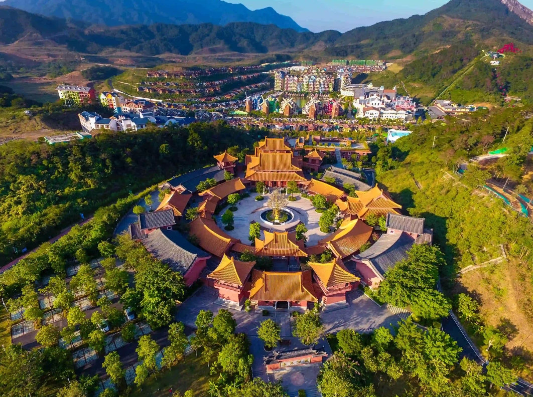 <企业团建推荐>入住巴伐利亚庄园品牌五星福朋喜来登酒店、泡国医国药温泉、巴伐利亚庄园打卡河源老街、剧场秀、玩转黑森林乐园、打卡“广东小洱海”5A镜花缘、欢乐烧烤+户外KTV+篝火晚会、品舌尖客家美食2天游